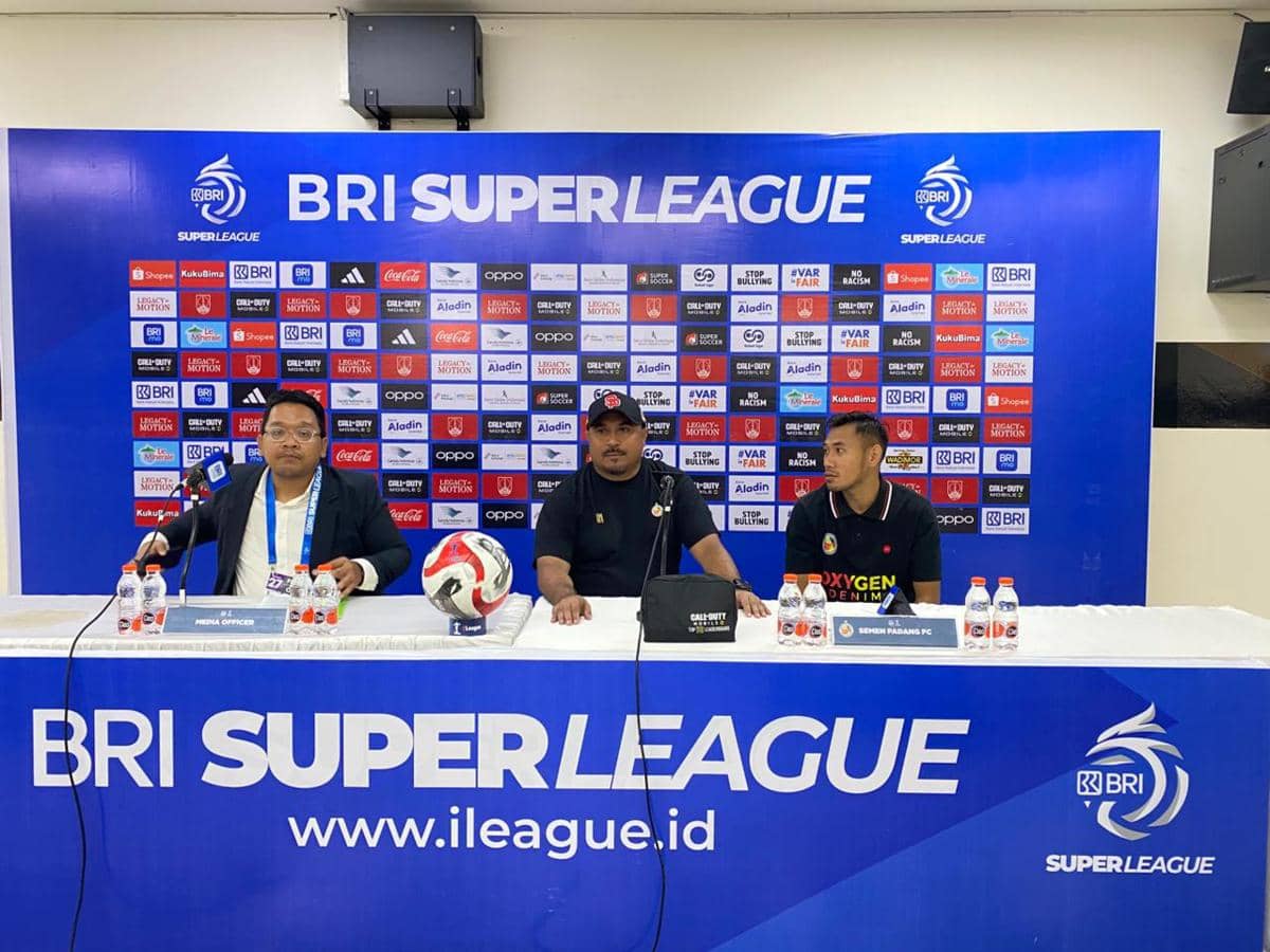 Pelatih Semen Padang FC, Imran Nahumarury saat konferensi pers usai pertandingan lawan Persis Solo