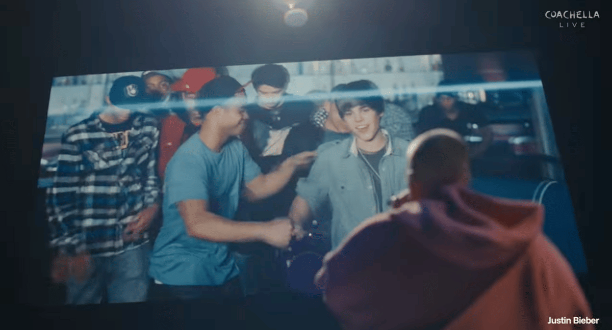 Justin Bieber lalu menyanyikan lagu Baby yang sudah dirilis pada 16 tahun lalu