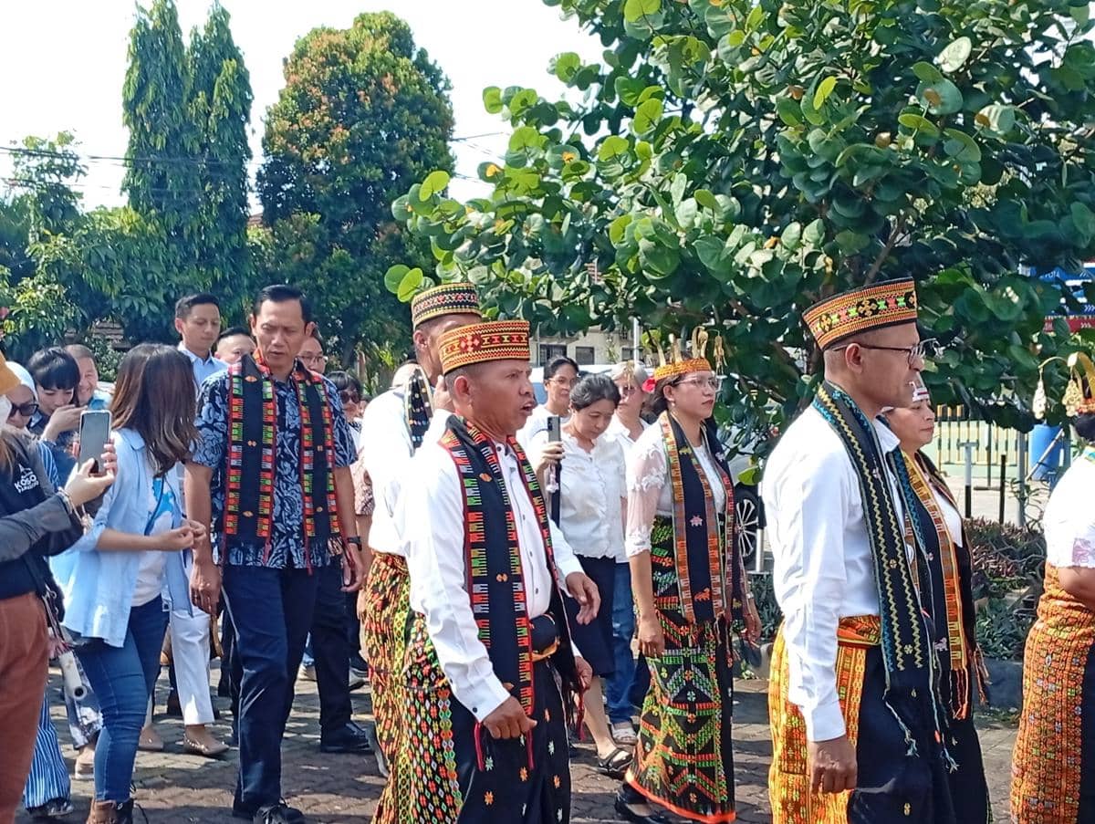 Ketua Umum DPP Partai Demokrat, Agus Harimurti Yudhoyono (AHY), dalam kegiatan bakti sosial Paskah Partai Demokrat di Gereja Santo Andreas, Perumahan Green Garden, Kedoya, Jakarta Barat, Minggu (12/4/2026)/ IDN Times Dini Suciatiningrum