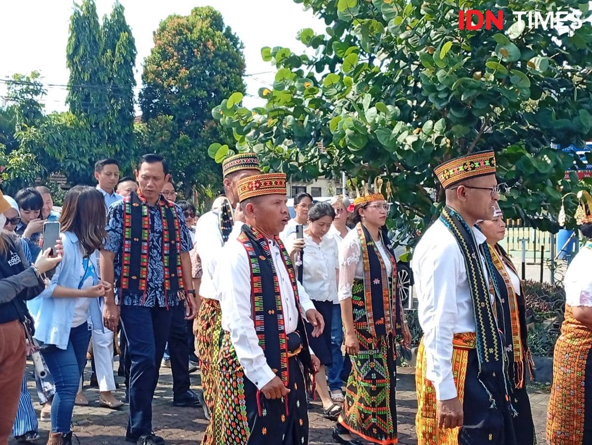 Ketua Umum DPP Partai Demokrat, Agus Harimurti Yudhoyono (AHY), dalam kegiatan bakti sosial Paskah Partai Demokrat di Gereja Santo Andreas, Perumahan Green Garden, Kedoya, Jakarta Barat, Minggu (12/4/2026)/ IDN Times Dini Suciatiningrum