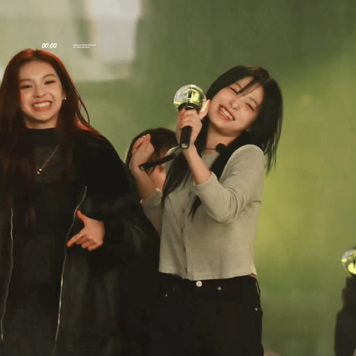 Chiquita dan Ahyeon BABYMONSTER di konser ARIRANG BTS (x.com/zero_ahyeon)