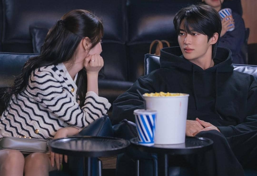 IU dan Byeon Woo Seok di drama Perfect Crown