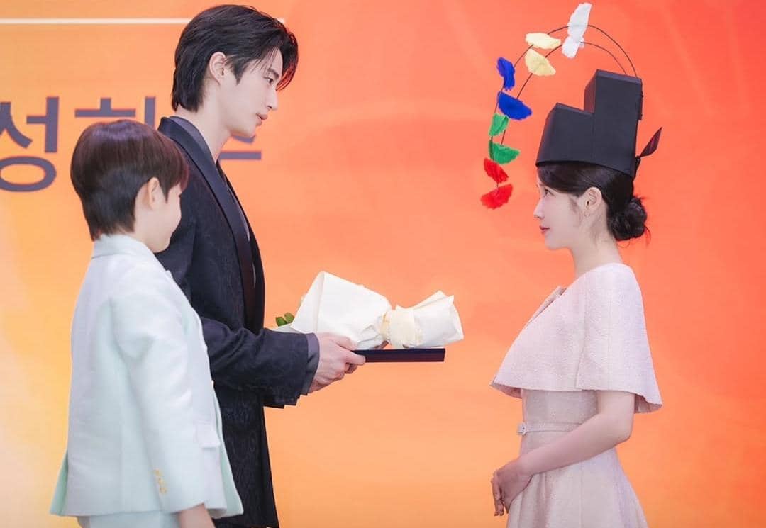 Byeon Woo Seok dan IU di drama Perfect Crown