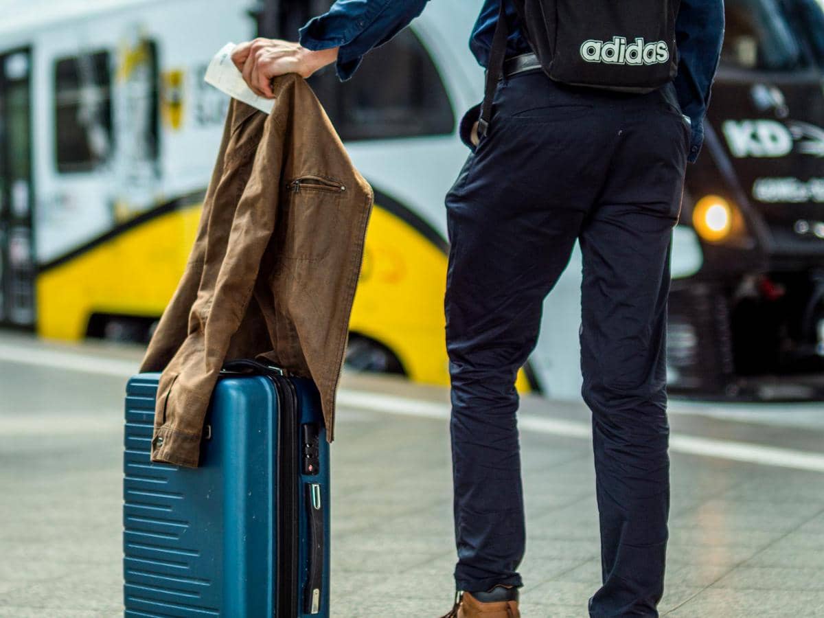 ilustrasi seseorang traveling