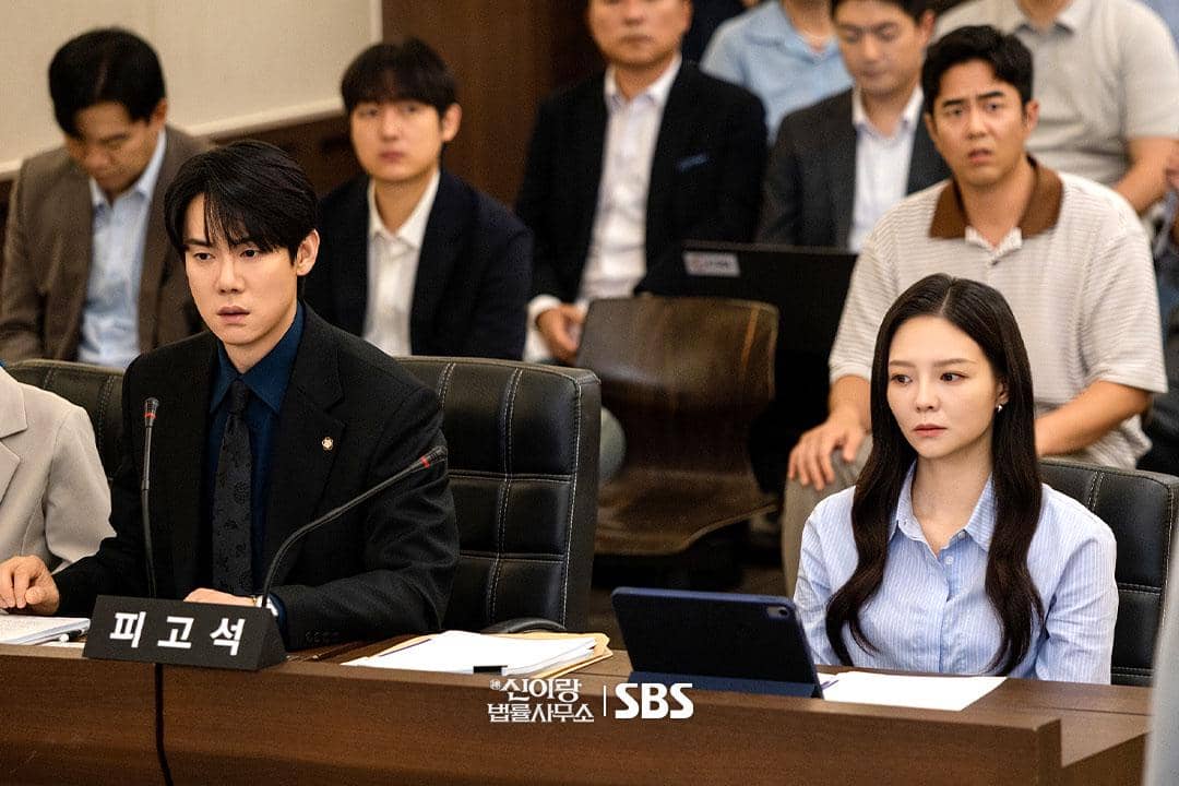 Yoo Yeon Seok dan Esom di Phantom Lawyer 