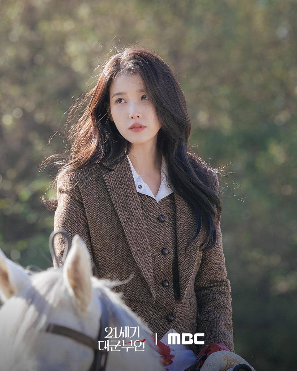 IU di Perfect Crown