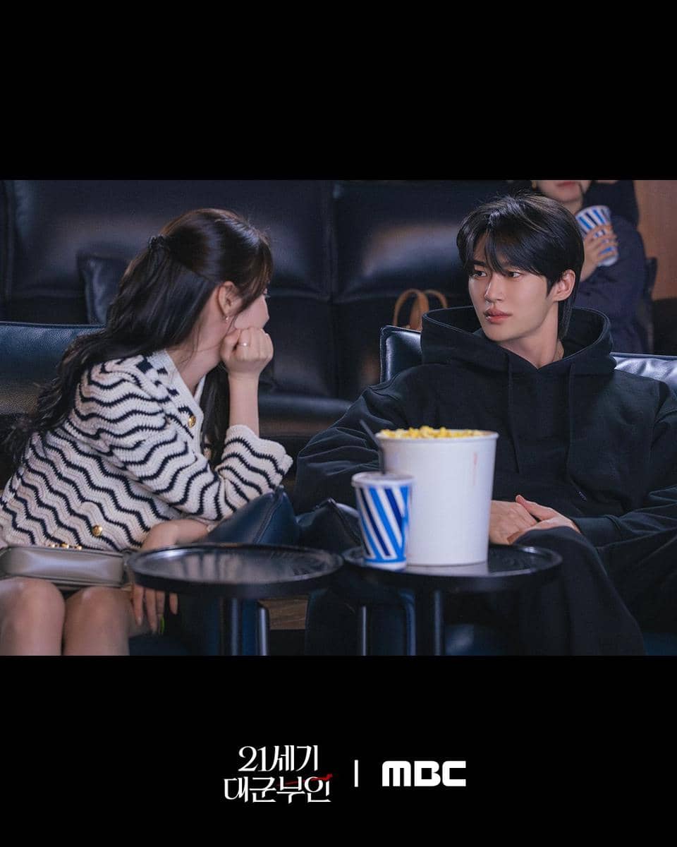 IU dan Byeon Woo Seok di Perfect Crown