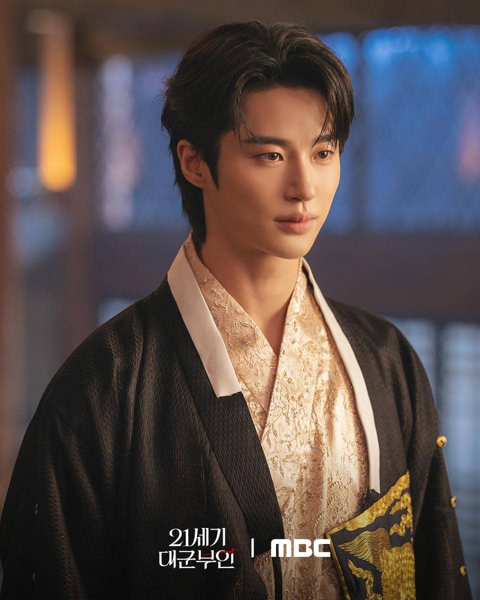 Byeon Woo Seok di Perfect Crown