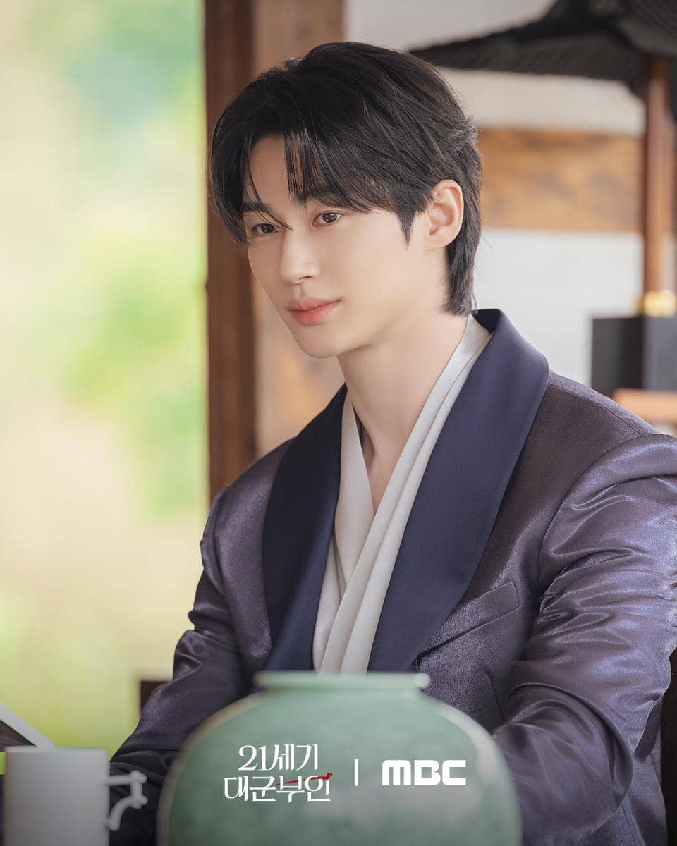 Byeon Woo Seok di Perfect Crown