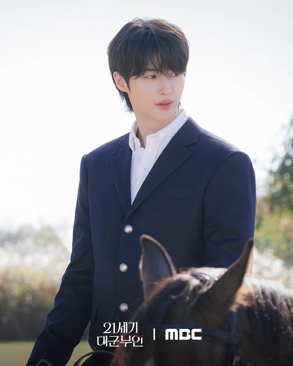 Byeon Woo Seok di Perfect Crown