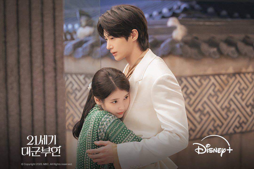 IU dan Byeon Woo Seok di Perfect Crown