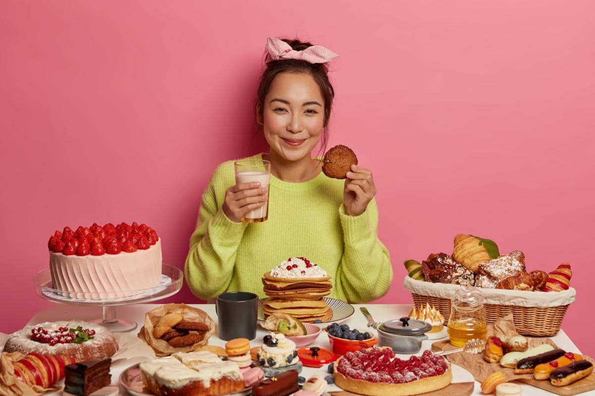 ilustrasi makan camilan manis 