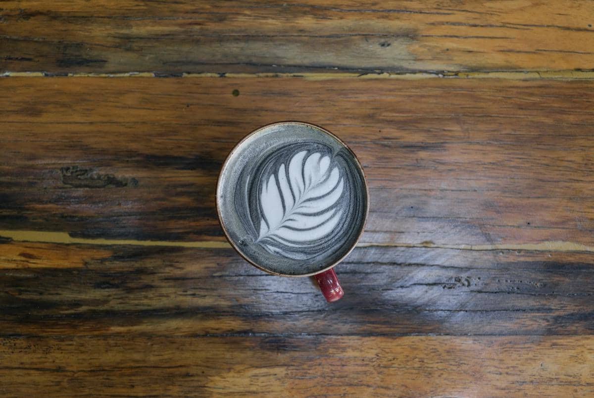 ilustrasi charcoal latte