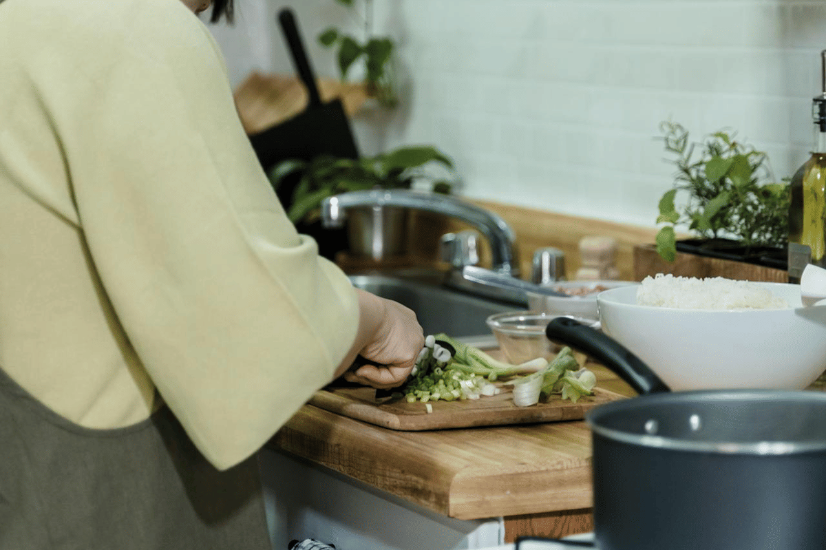 ilustrasi membuat miyeok julgi bokkeum