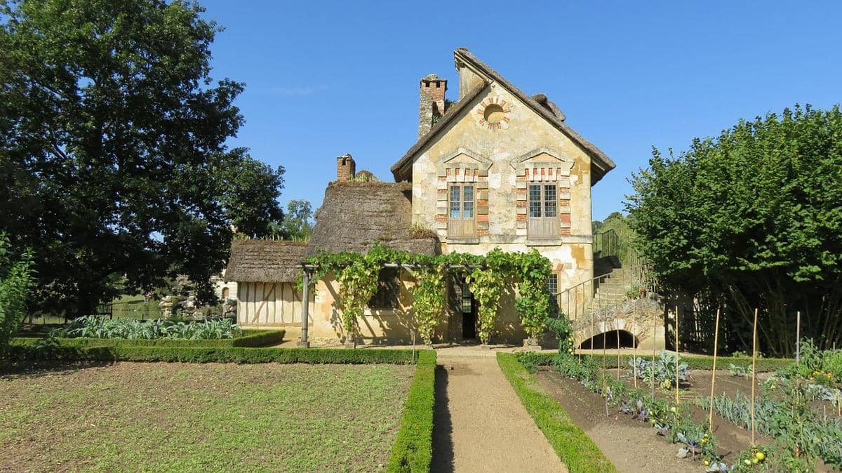 5 Fakta Unik Hameau de la Reine, Desa Buatan Milik Ratu Marie Antoinette