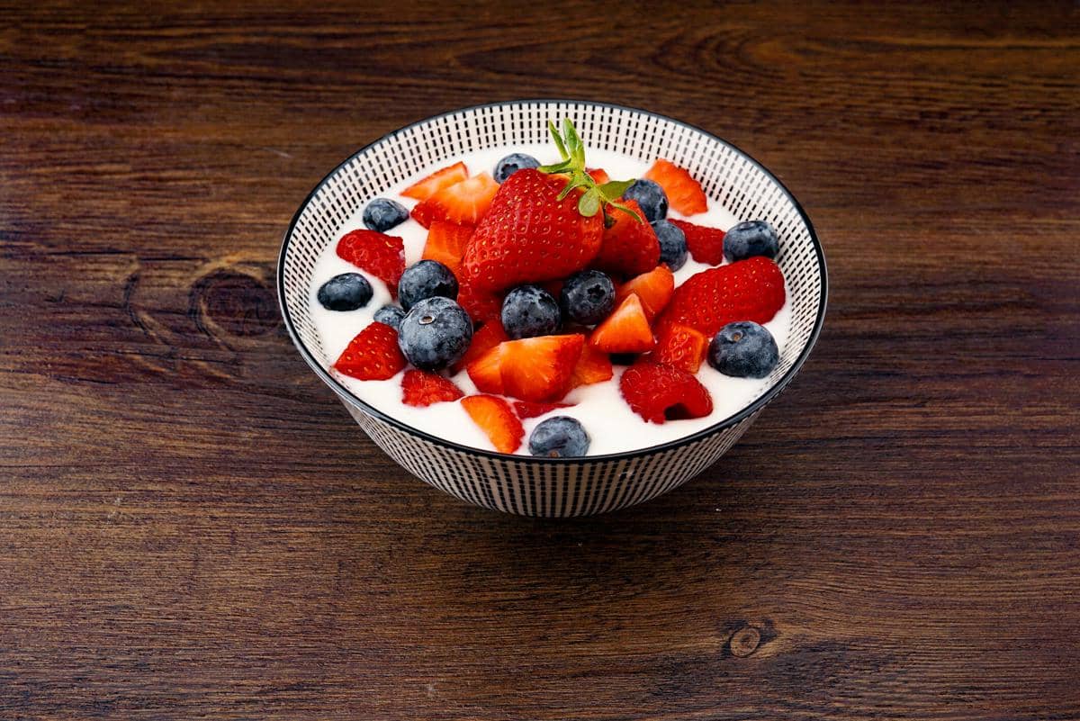 ilustrasi salad buah dan yogurt 
