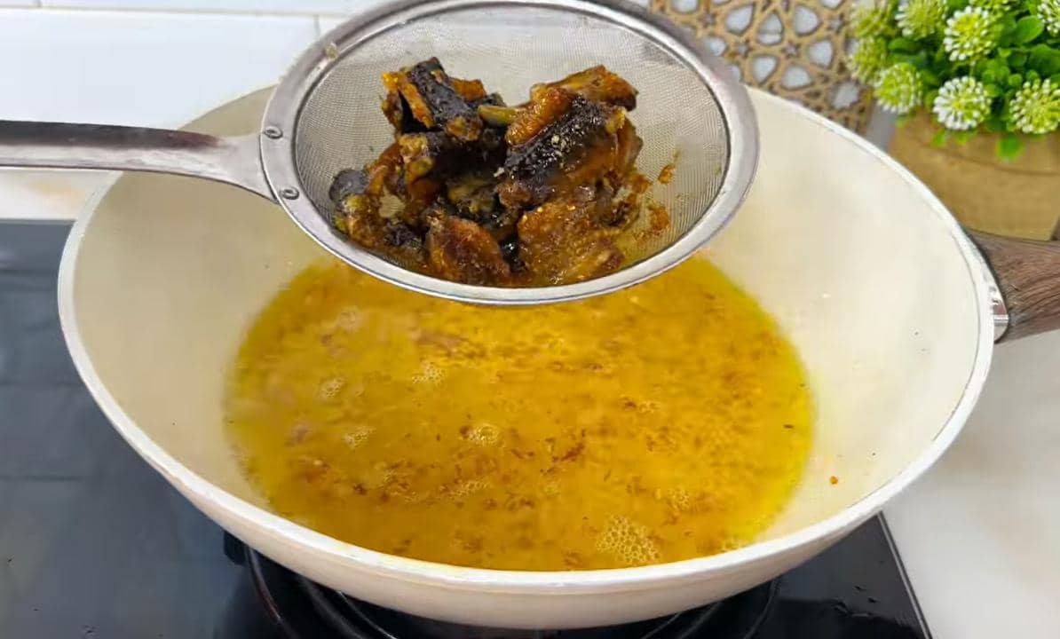 ilustrasi menggoreng belut