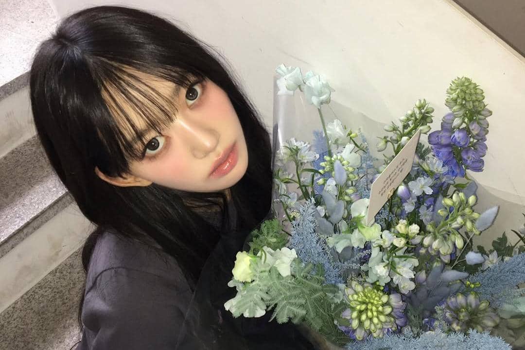 Sooin Meovv sedang memegang buket bunga