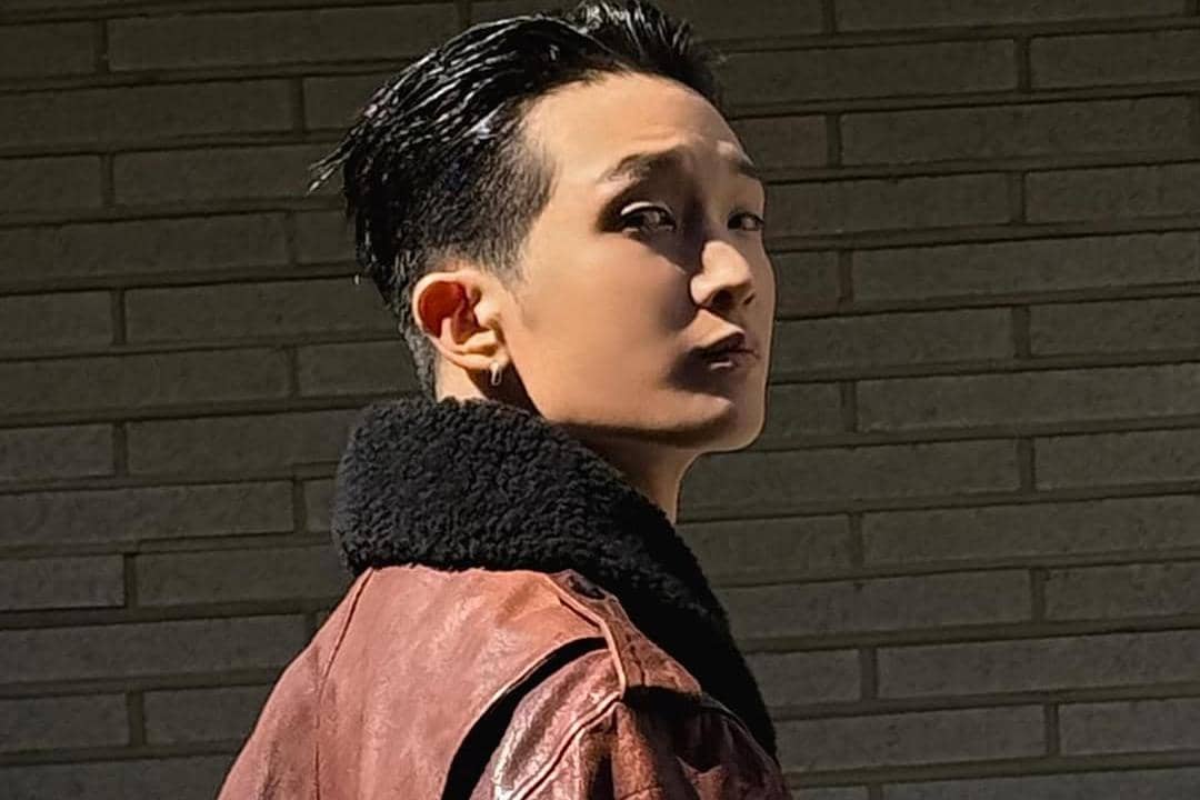 Sumin Xikers sedang berpose dalam sebuah foto