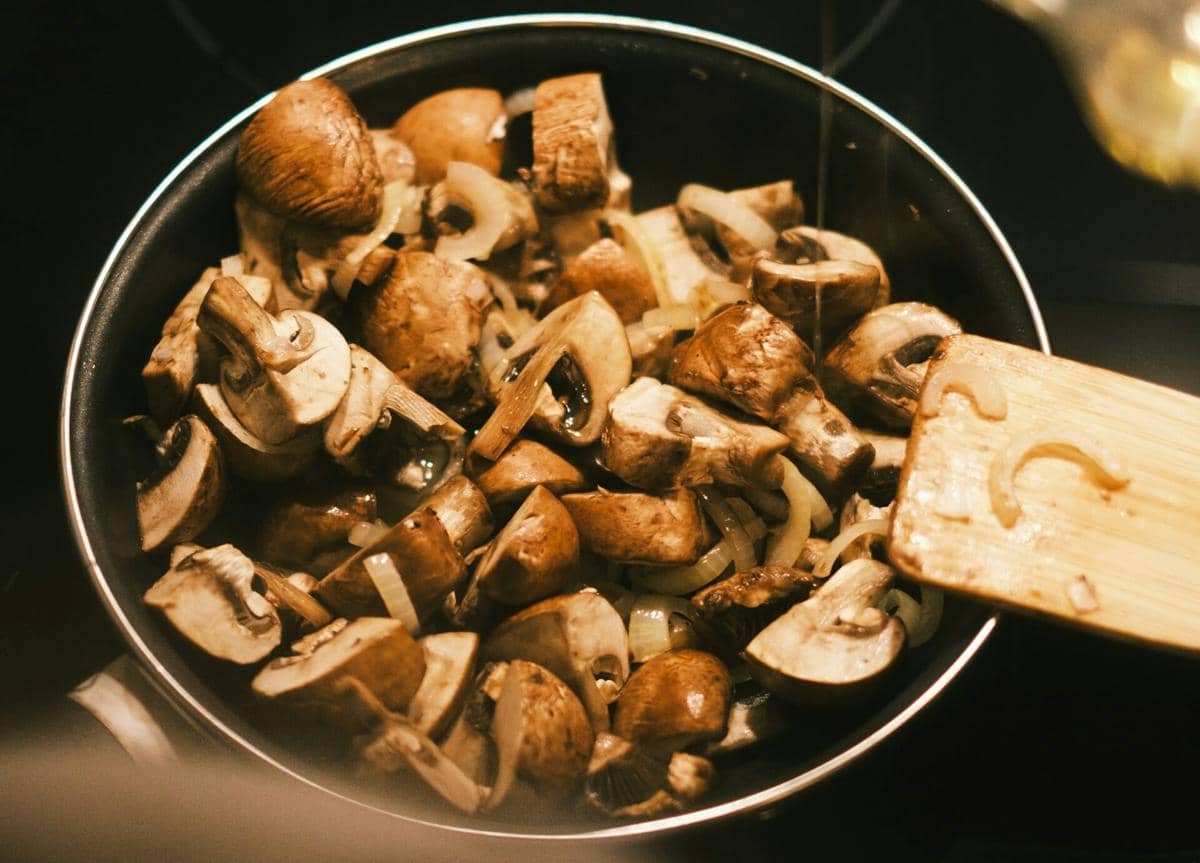 ilustrasi tumis jamur mentega