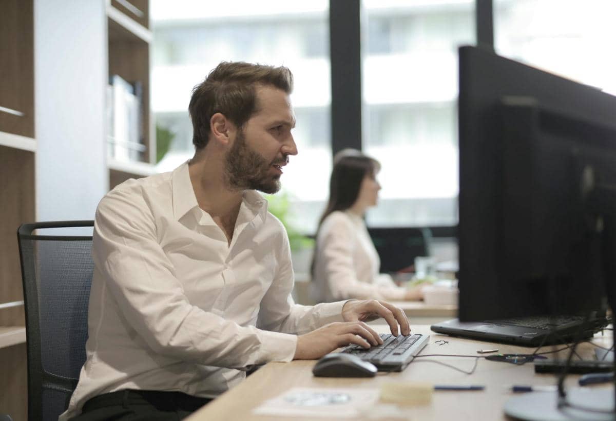 ilustrasi cowok pekerja keras