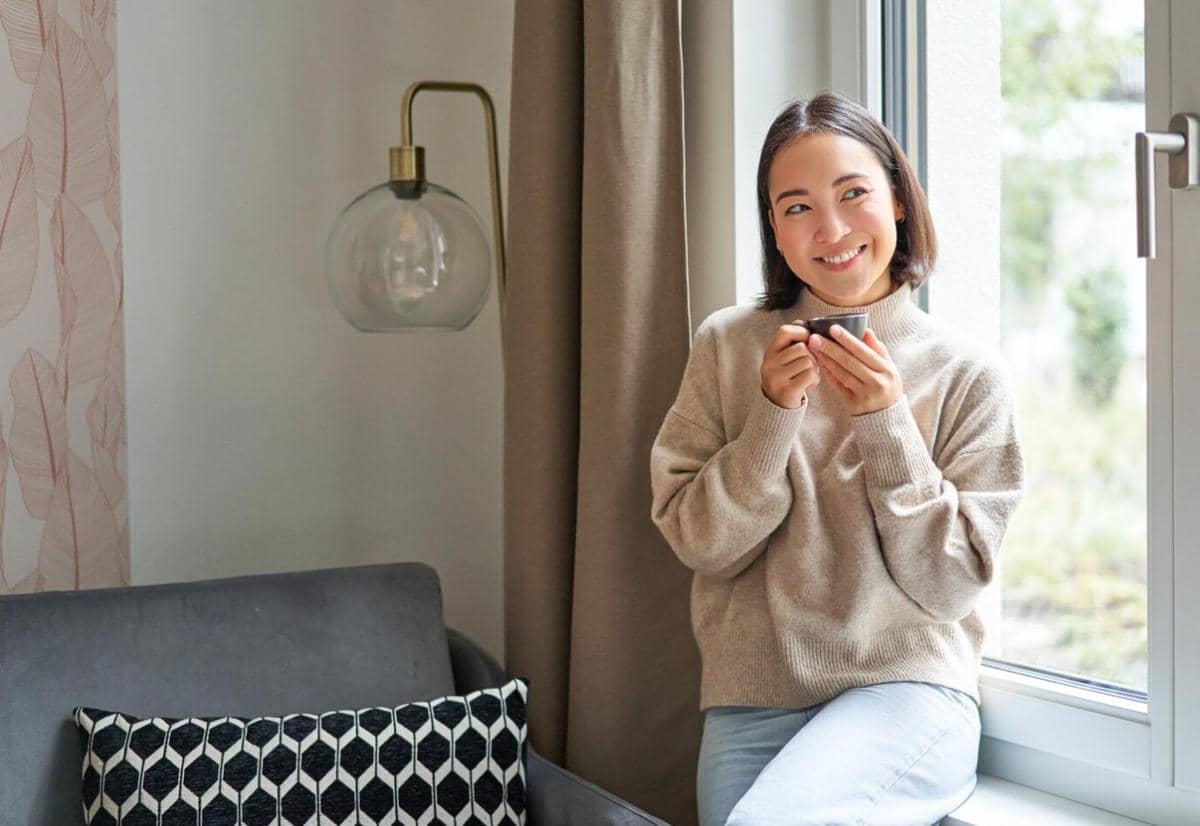 ilustrasi menikmati kopi di rumah yang tenang