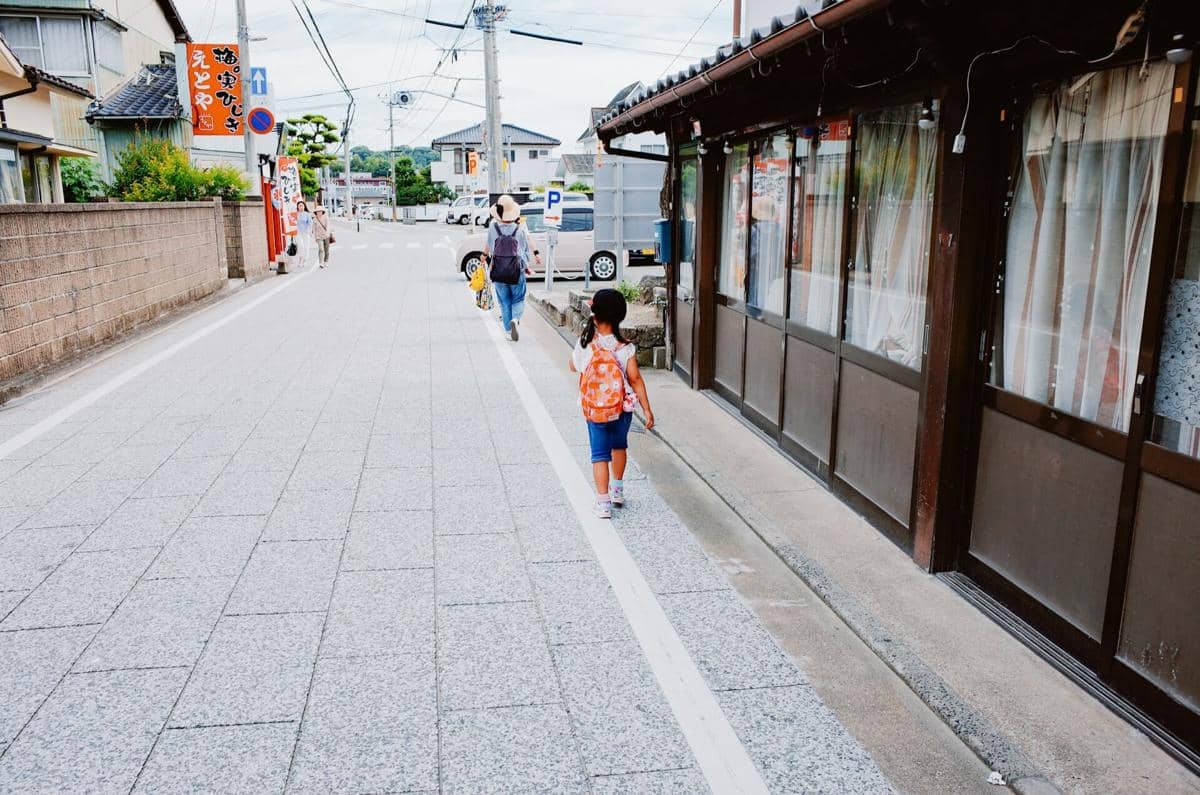 ilustrasi anak kecil jalan kaki sendirian