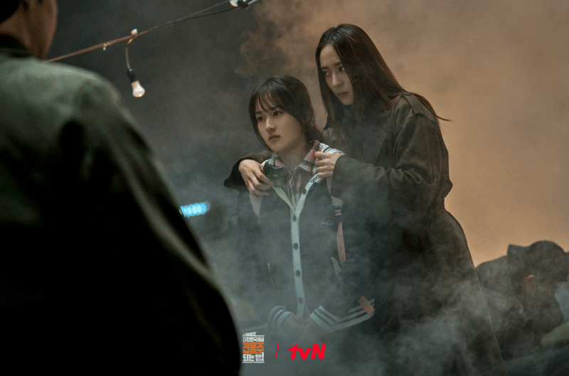 Park Seo Kyung dan Krystal Jung di drama Mad Concrete Dreams