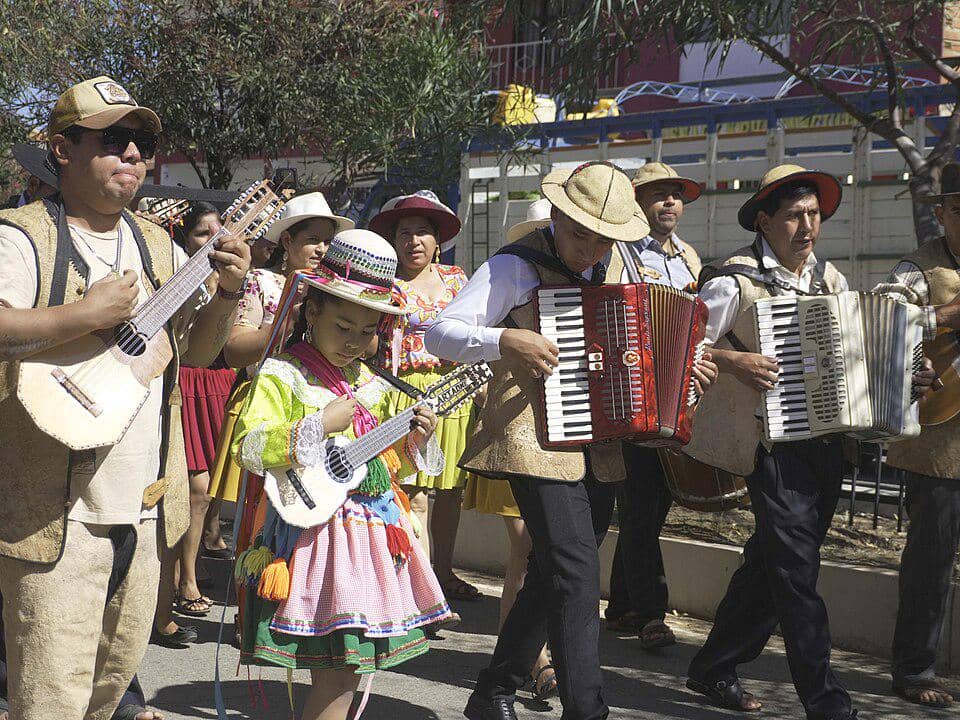 Pawai Hari Tradisi Aiquileña di Cochabamba