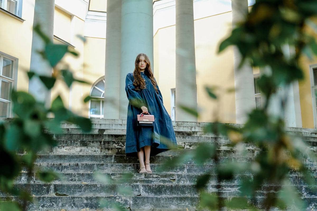 6 Tips Memakai Denim Dress, Tampilan Feminin Sekaligus Kasual