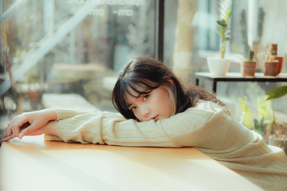 ilustrasi wanita tenang