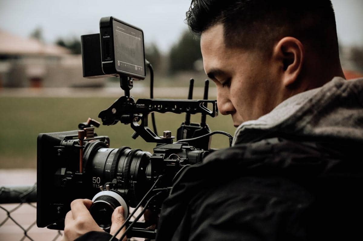 ilustrasi pria kerja videografer