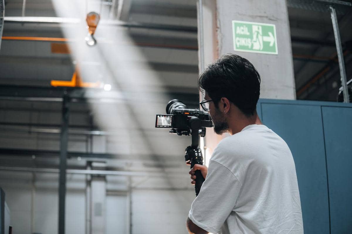 ilustrasi pria kerja videografer