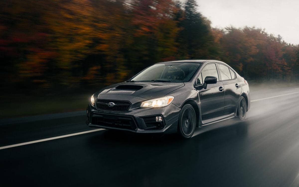 ilustrasi mobil di jalan basah