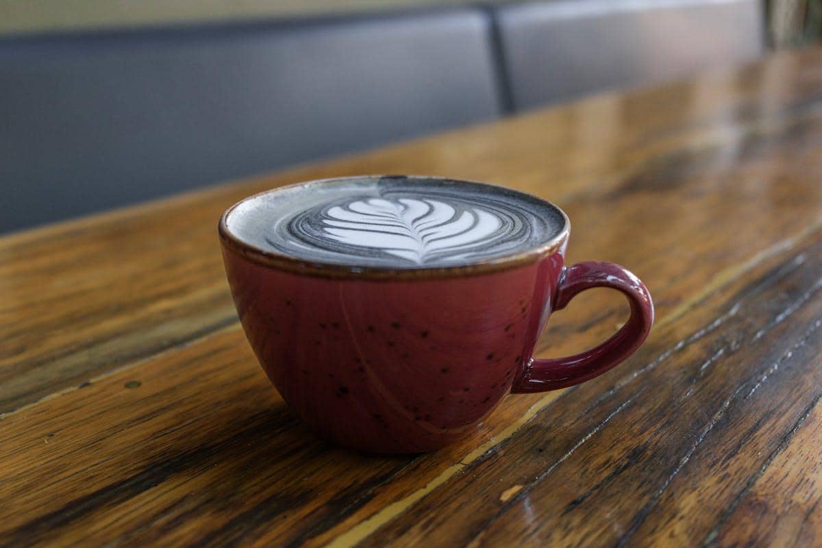 ilustrasi charcoal latte 