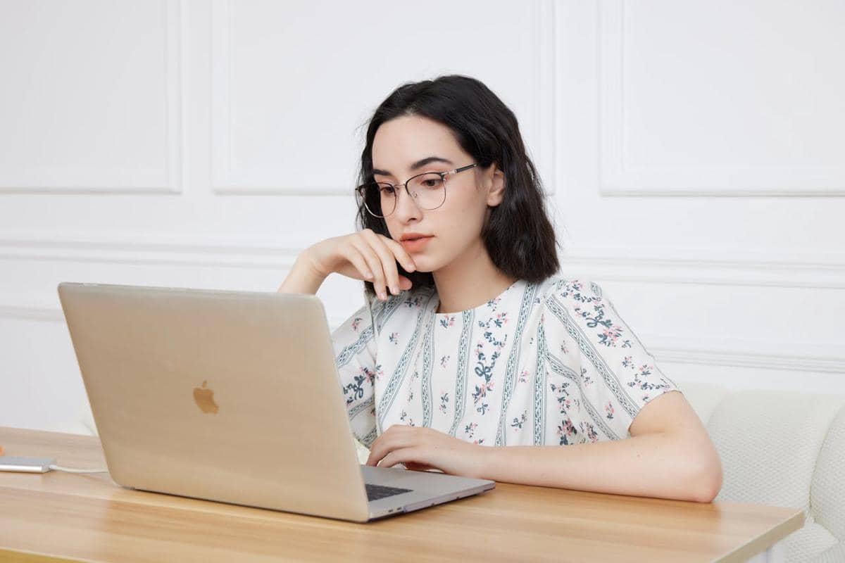 ilustrasi half frame glasses