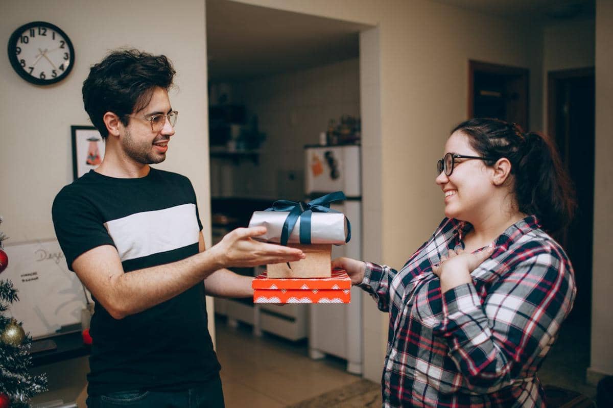 ilustrasi pria memberi hadiah pasangan