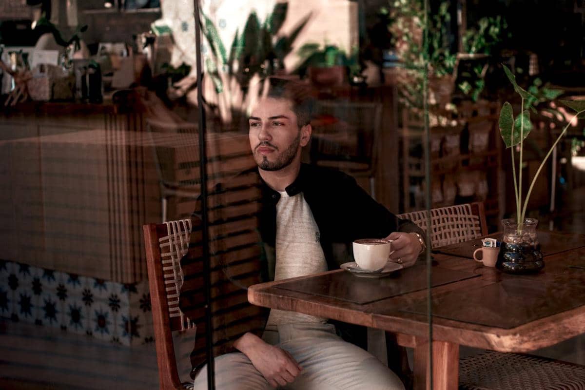 5 MBTI Cowok yang Betah Ngopi Sendiri, Santai dan Kontemplatif