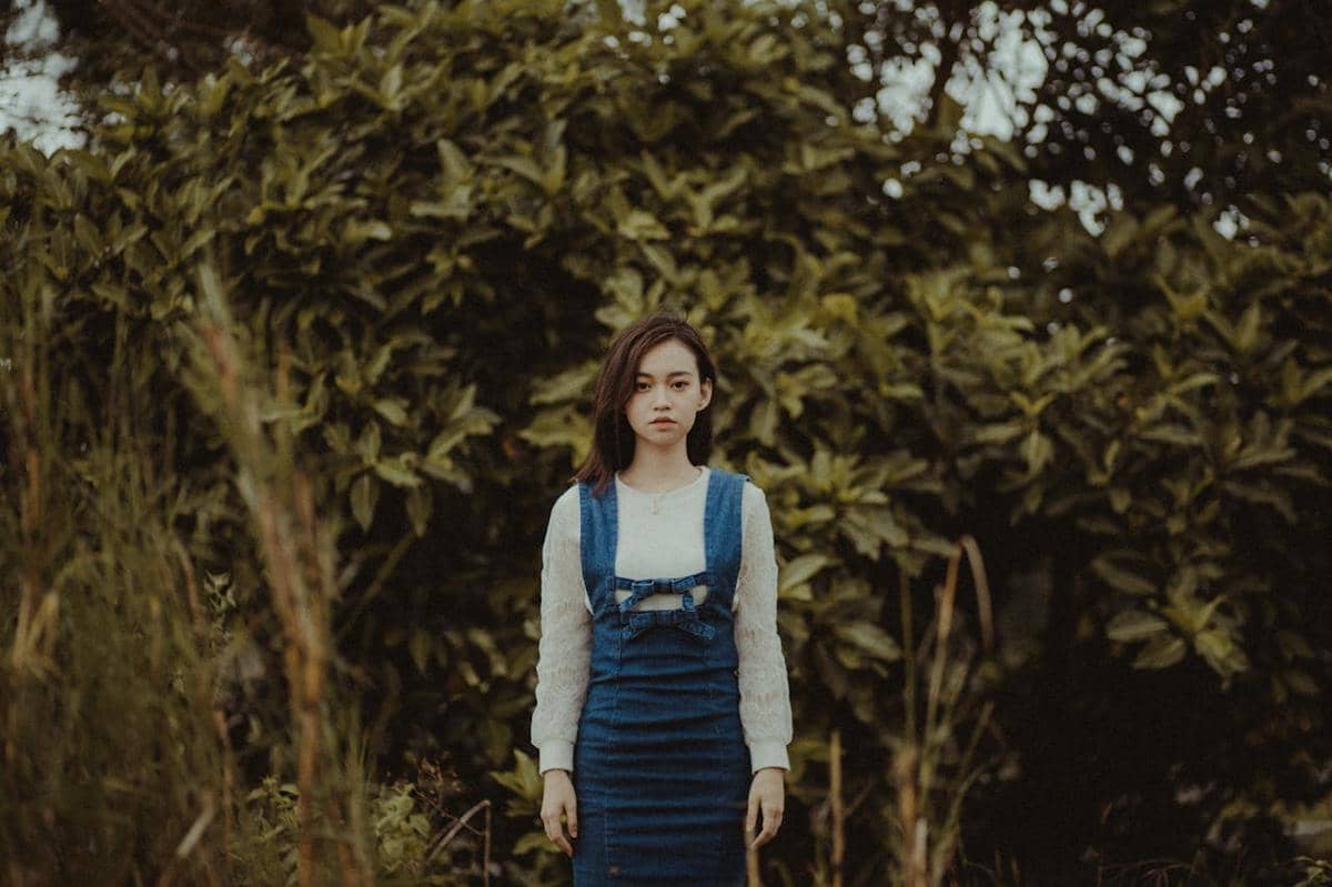 ilustrasi dress denim dan sweater