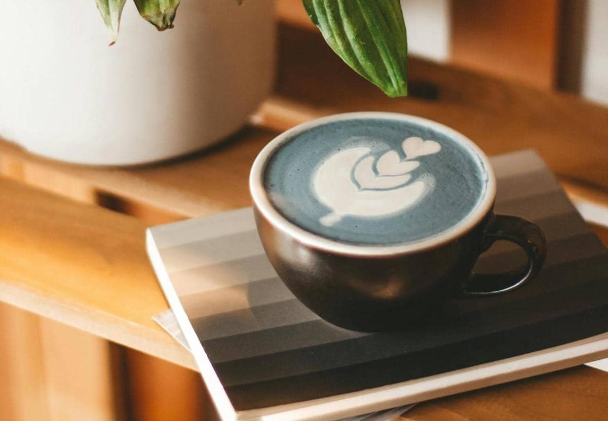 ilustrasi charcoal latte