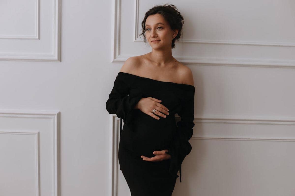 ilustrasi dress ibu hamil warna hitam 