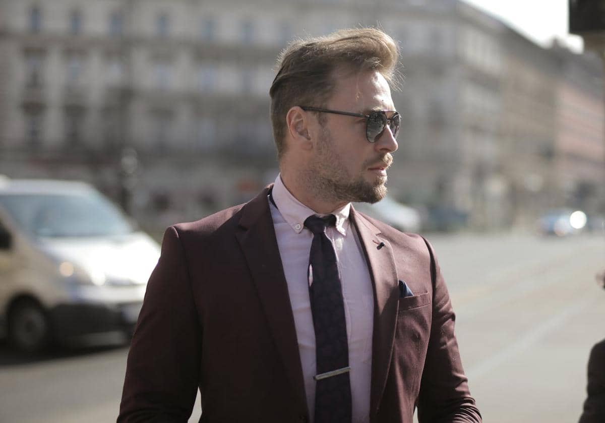 5 Tips Memilih Dasi yang Tepat untuk Penampilan Pria Profesional