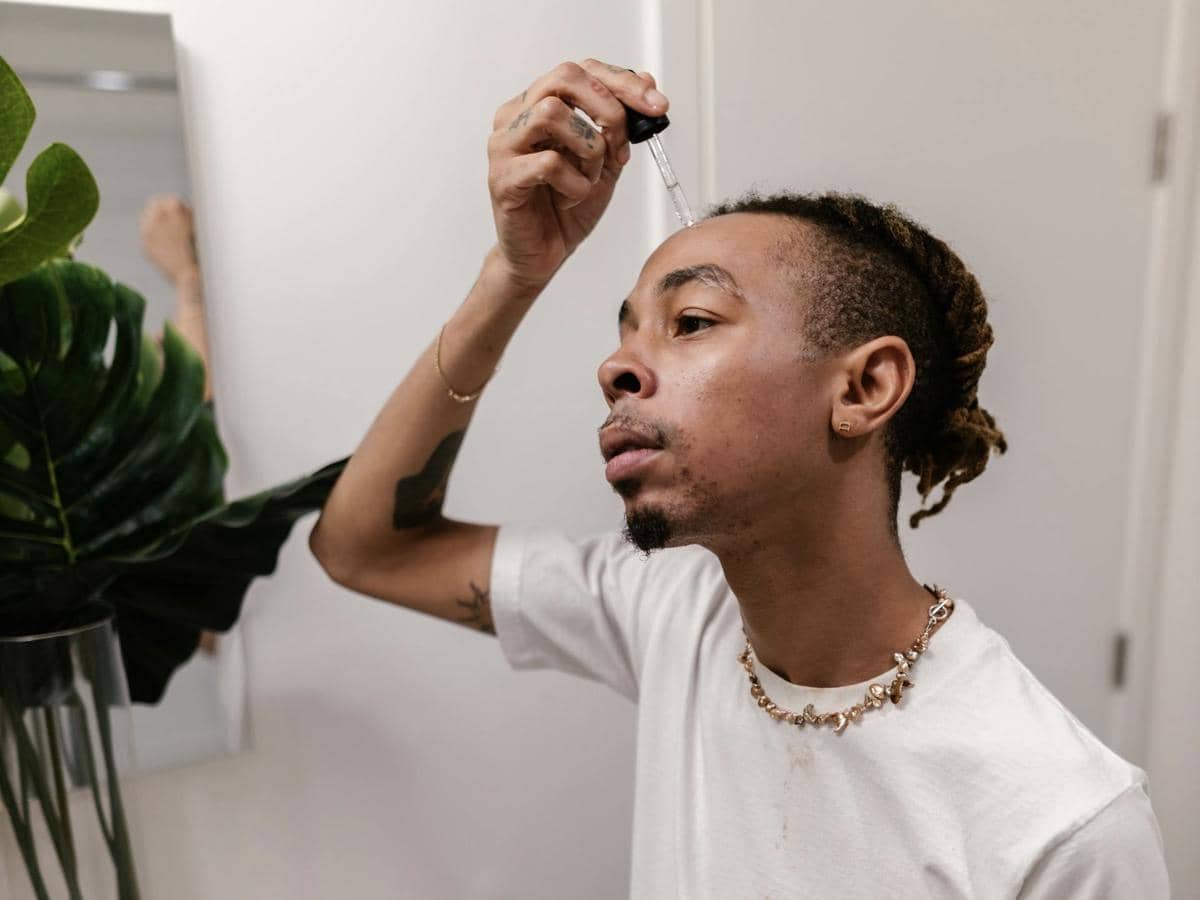 ilustrasi pria memakai serum