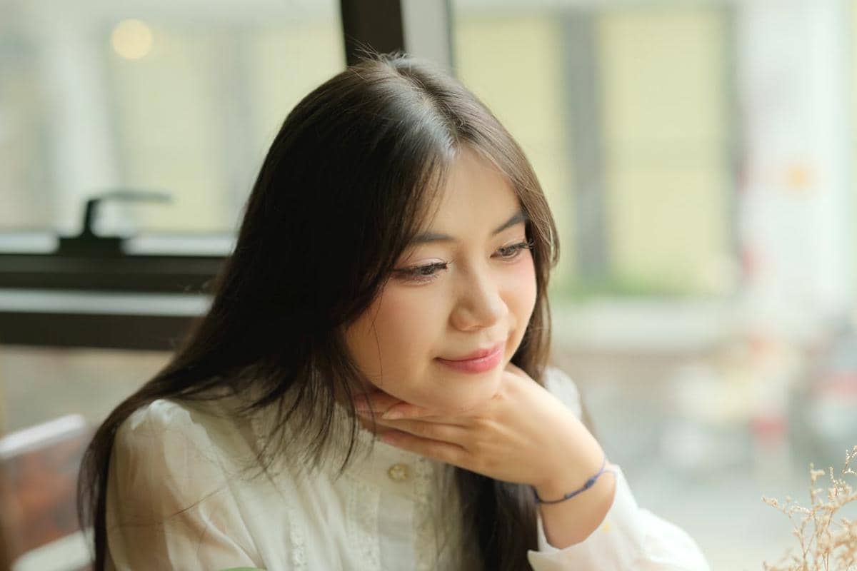 ilustrasi wanita tenang