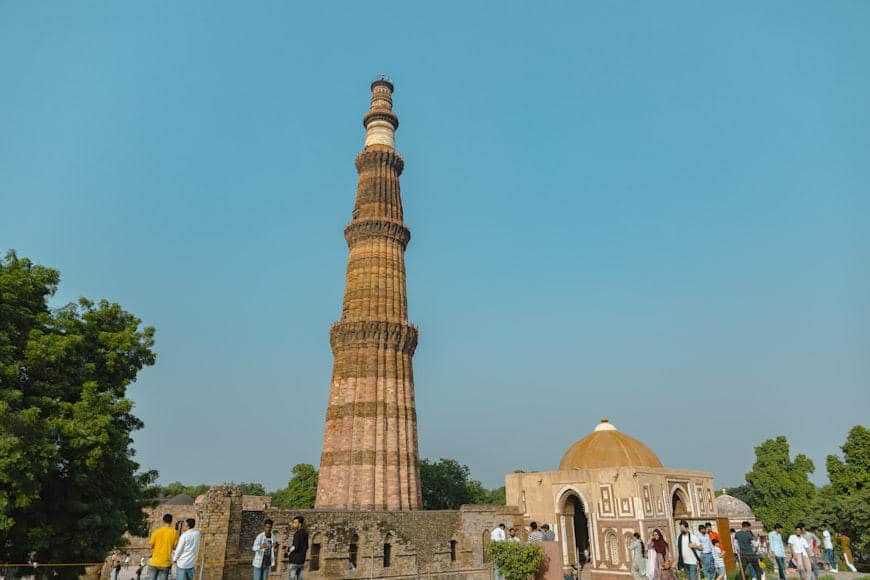 Potret pengunjung di Qutub Minar