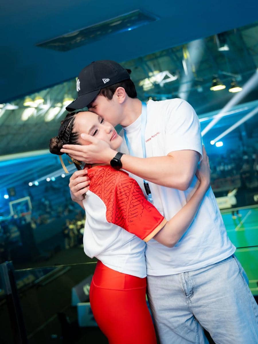 Arya Vasco dampingi Cinta Laura dalam turnamen badminton