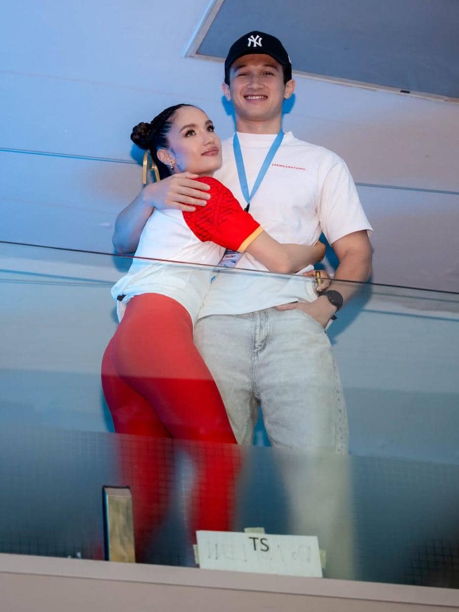 Arya Vasco dampingi Cinta Laura dalam turnamen badminton