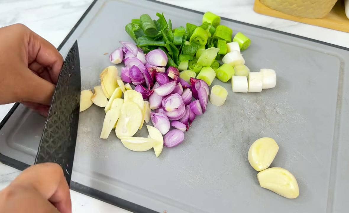 ilustrasi mengiris bumbu