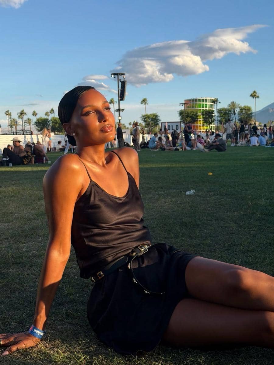 Gaya makeup dan hairdo seleb di Coachella 2026