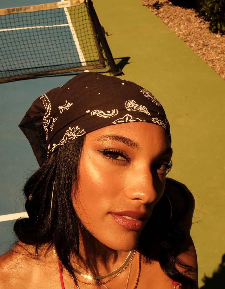 Gaya makeup dan hairdo seleb di Coachella 2026